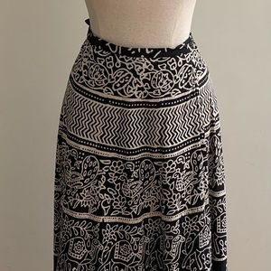 Beautiful vintage black/ cream long wrap skirt- md